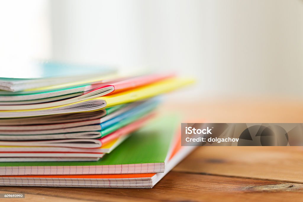 Nahaufnahme einer notizbücher auf einem Holztisch - Lizenzfrei Schulheft Stock-Foto