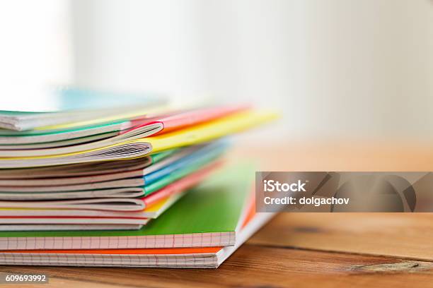 Nahaufnahme Einer Notizbücher Auf Einem Holztisch Stockfoto und mehr Bilder von Schulheft - Schulheft, Gestapelt, Notizbuch