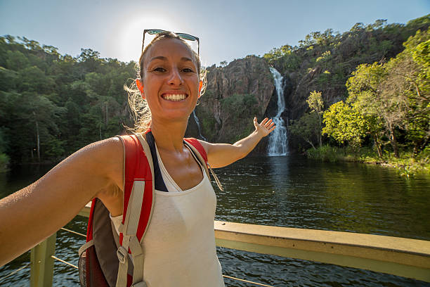 kaukaska kobieta robi selfie w podróży w wodospadach - wangi falls zdjęcia i obrazy z banku zdjęć