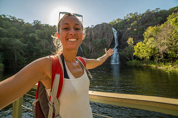 кавказская женщина делает туристическое селфи у водопадов - wangi falls стоковые фото и изображения