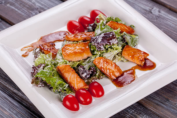 pescado para ensaladas en salsa ahumada - foto de stock