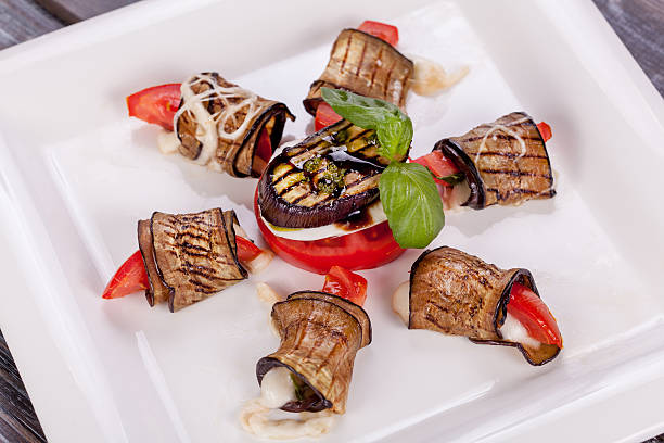 Involtini di melanzane alla griglia con verdure e salsa - foto stock