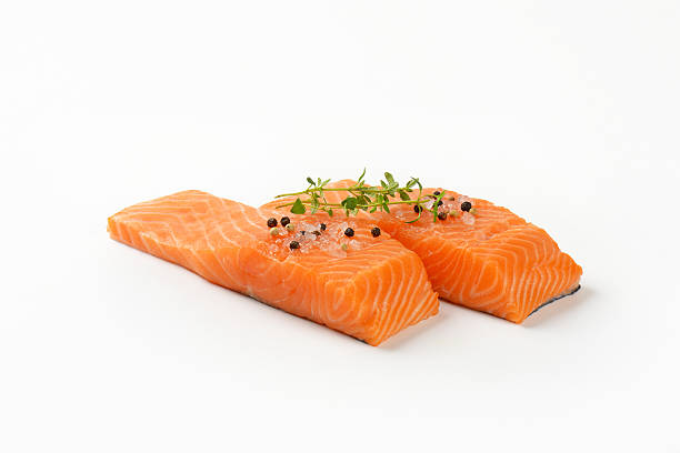 zwei frische lachsfilets - vitamin d salmon fillet raw stock-fotos und bilder