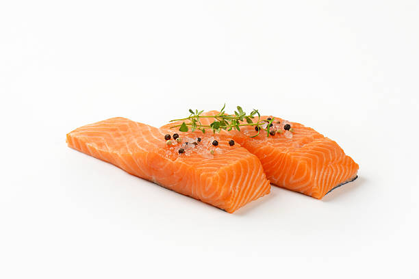 dos filetes de salmón fresco - vitamin d salmon fillet raw fotografías e imágenes de stock