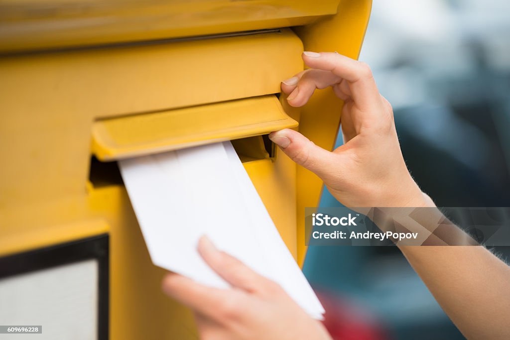 Manos de mujer insertando carta en el buzón - Foto de stock de Carta - Documento libre de derechos