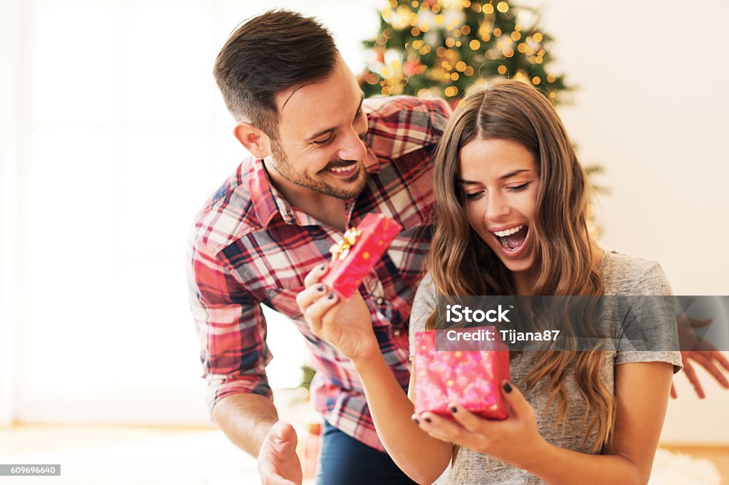 Mann ein Weihnachtsgeschenk für seine Freundin - Lizenzfrei Geschenk Stock-Foto