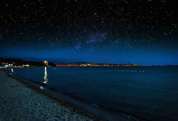 estrellas sobre Alghero por la noche - foto de stock