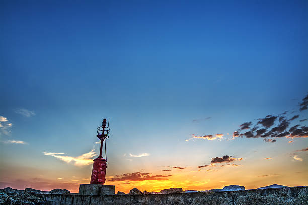 czerwona latarnia morska w porcie alghero - lighthouse night hdr dark zdjęcia i obrazy z banku zdjęć