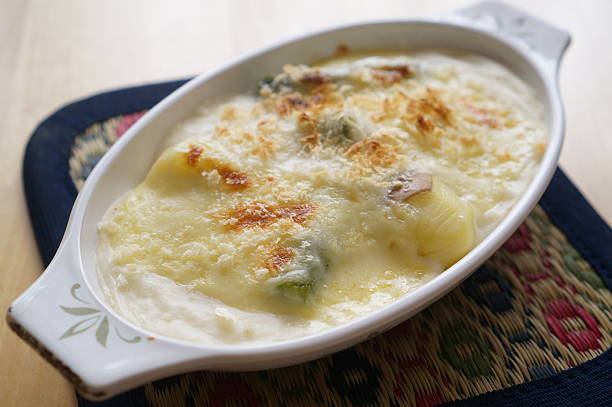 hokkaido spargelkartoffel gratin auf weißer schüssel - dauphinois stock-fotos und bilder