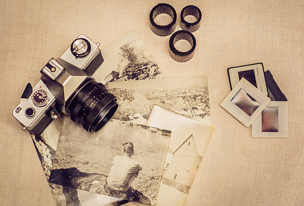 古い写真、フィルムロール、スライド付きレトロフォトカメラ - photograph photography old camera �ストックフォトと画像