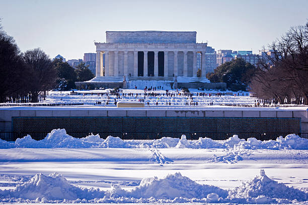 istock Lincoln memorial in snow 609708034