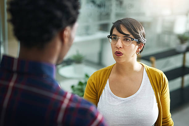 les différences créatives peuvent faire éclater les tempéraments dans n’importe quel bureau - emotional stress ideas bullying office photos et images de collection