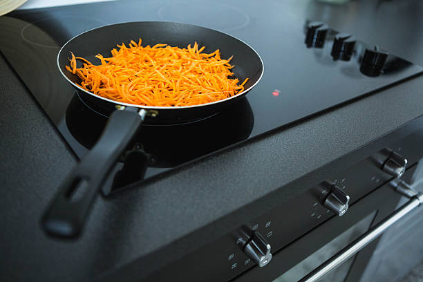 frigideira fritar as cenouras - soup photography pan hungary - fotografias e filmes do acervo