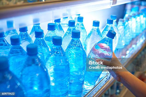 Agua Embotellada En Estantería En Supermercado Foto de stock y más banco de imágenes de Botella de agua - Botella de agua, Bebida, Pasillo - Objeto fabricado