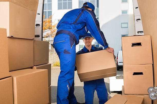 déménageurs transportant un canapé à l’extérieur d’un camion sur la rue - moving house physical activity moving van box photos et images de collection