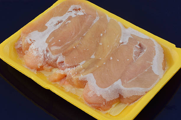 carne de pollo congelada - ice pack fotos fotografías e imágenes de stock