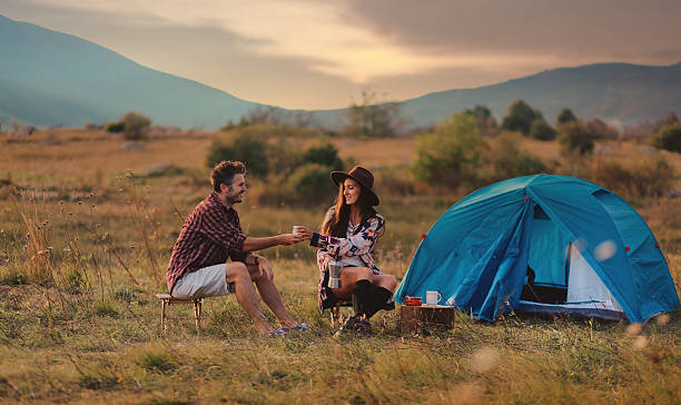 молодая пара отдых на природе - camping hiking tent couple стоковые фото и изображения