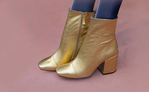 botas de tornozelo douradas com saltos volumosos e zíper - chunky heels - fotografias e filmes do acervo