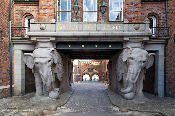 elephant gate al carlsberg brewery - denmark danish culture copenhagen sculpture foto e immagini stock
