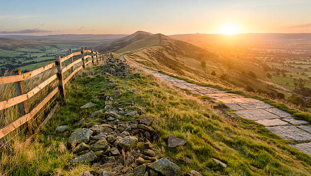 stone footpath entlang mountain ridge in peak district. - nationalpark peak district stock-fotos und bilder