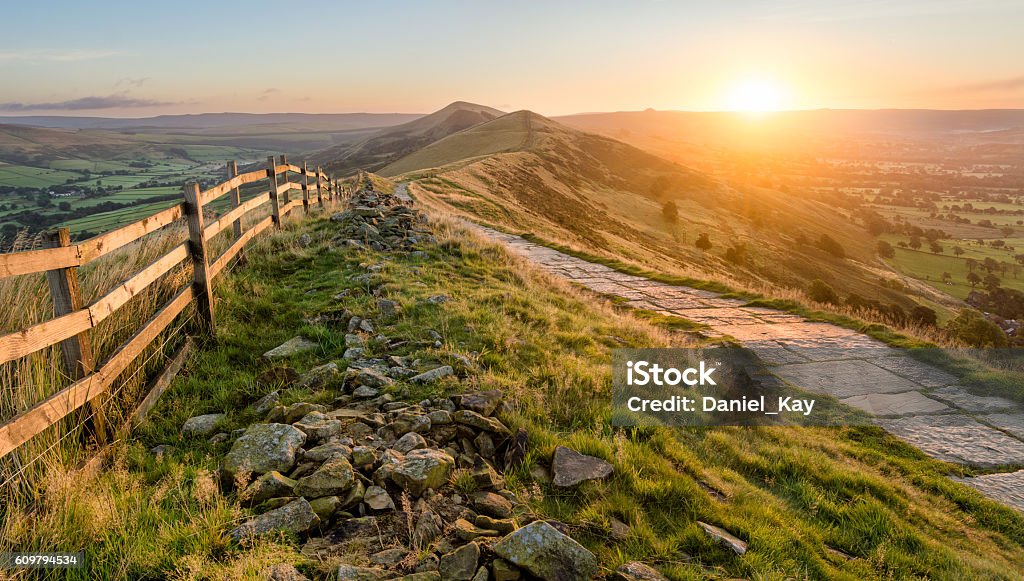 Sendero de piedra a lo largo de Mountain Ridge en Peak District. - Foto de stock de Camino libre de derechos