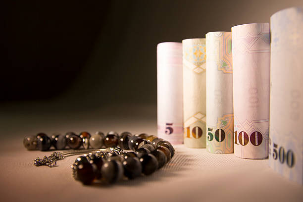 dinero en efectivo retorcido con rosario, regalo para eid - sharia fotografías e imágenes de stock