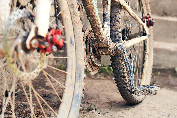 dirty bicicleta - mountain cycling bicycle tire - fotografias e filmes do acervo