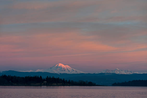 tramonto e monte baker, washington - cascade range mountain alpenglow winter foto e immagini stock