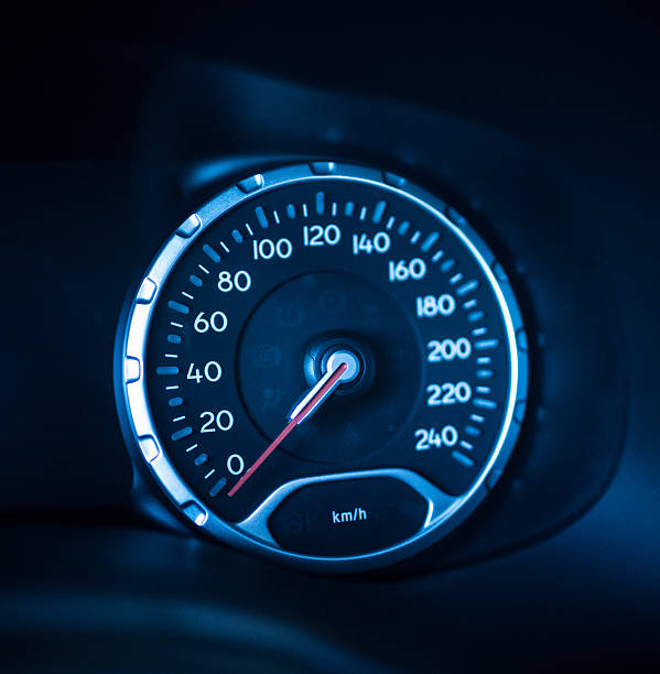 ダッシュボード車の走行距離計の夜の眺め - dashboard speedmeter km speedometer ストックフォトと画像