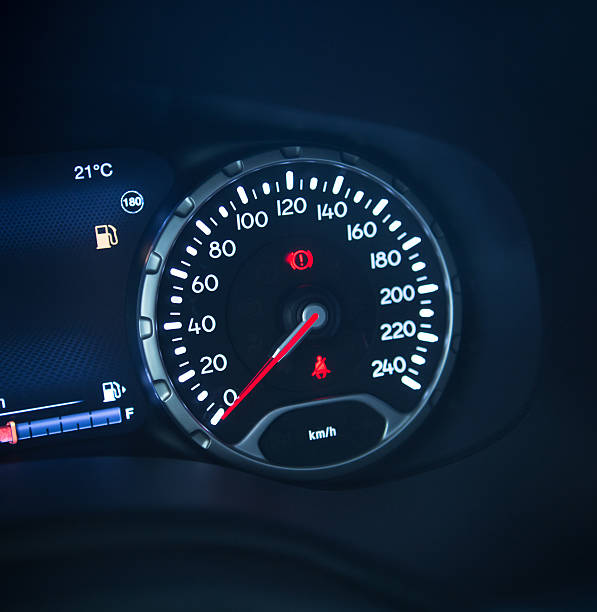 ダッシュボード車の走行距離計の夜の眺め - dashboard speedmeter km speedometer ストックフォトと画像