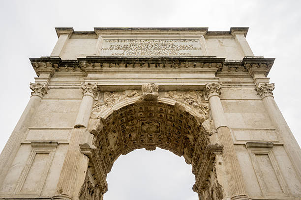 арка тита в риме - arch of titus стоковые фото и изображения