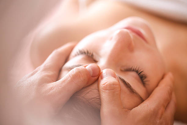 голову массаж  - head massage стоковые фото и изображения