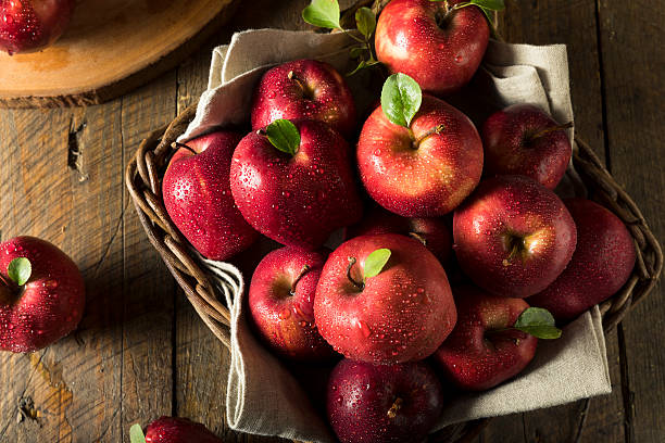 сырые органические красные вкусные яблоки - red delicious apple red gourmet apple стоковые фото и изображения