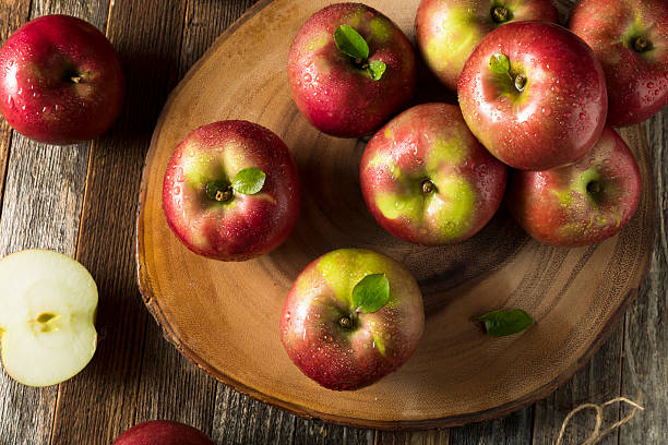 surowe organiczne czerwone jabłka mcintosh - macintosh apple zdjęcia i obrazy z banku zdjęć