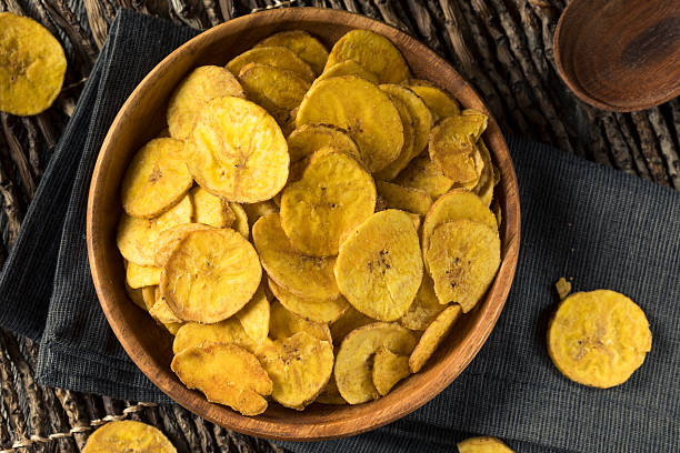 chips de plantain caseiros saudáveis - comida salgada - fotografias e filmes do acervo