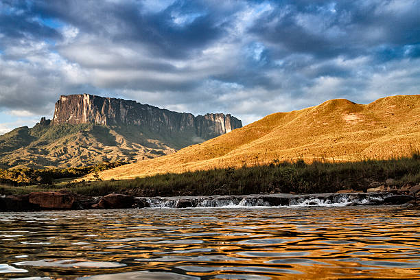 Kukenan Tepuy from Tek river, La Gran Sabana, Venezuela. Tepuy Kukenan Tepuy from Tek river plain, Gran Sabana, Venezuela. The Kukenan and Roraima tepuys are the most visited and tourist places at the south of Venezuela, right at the borders with Brazil and Guyana. mount roraima south america stock pictures, royalty-free photos & images