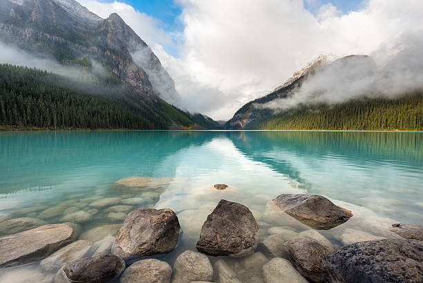 lake louise, parque nacional de banff, canadá - lago louise lago fotografías e imágenes de stock