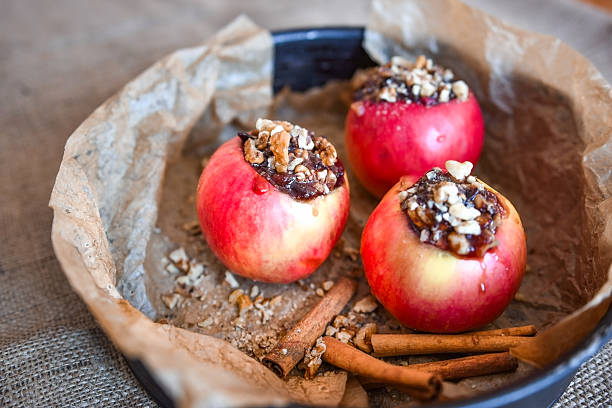 jonathan manzanas rojas listas para hornear, postre - baked apple food meal dessert fotografías e imágenes de stock