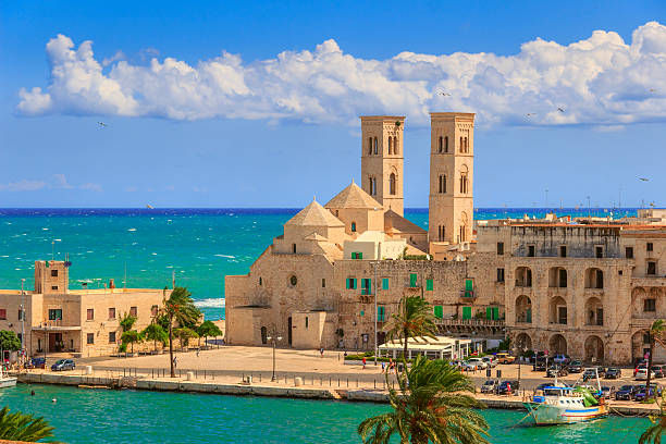 molfetta altstadt: der hafen und die alte kathedrale . italien (apulien). - romanesque stock-fotos und bilder