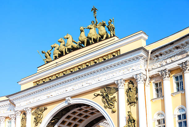 istock Sculptural composition Chariot of Glory is on the Triumphal Arch 609904632