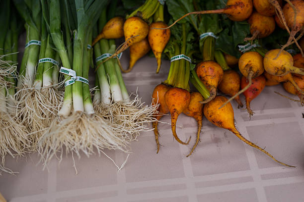 農家市場での果物と野菜 - farmers market agricultural fair agriculture beet ストックフォトと画像