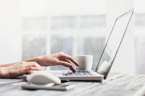 local de trabalho. mãos no teclado do laptop - typing busy business women - fotografias e filmes do acervo