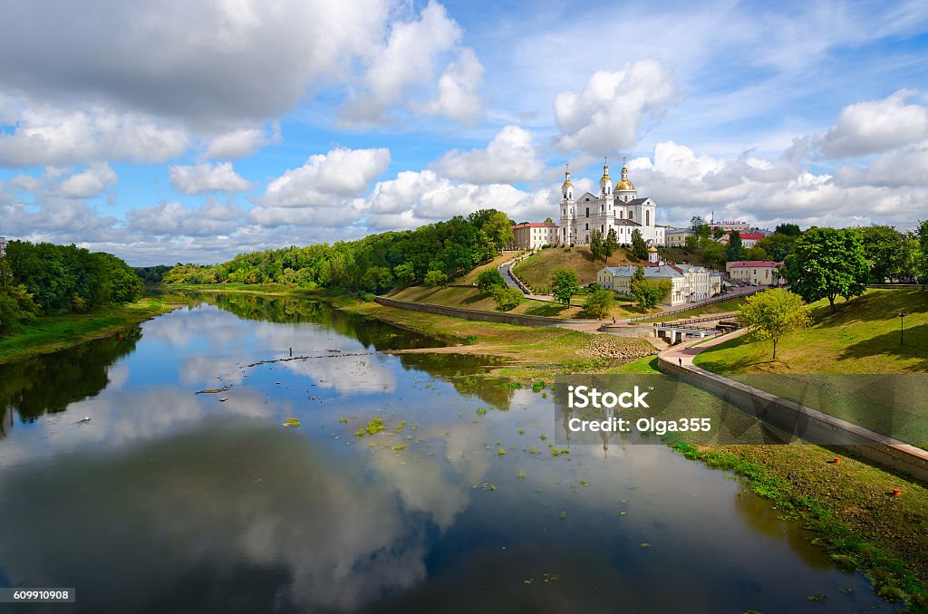 Catedral de la Santa Asunción en la montaña Uspenskaya sobre Dvina Occidental, Vitebsk - Foto de stock de Actuar libre de derechos