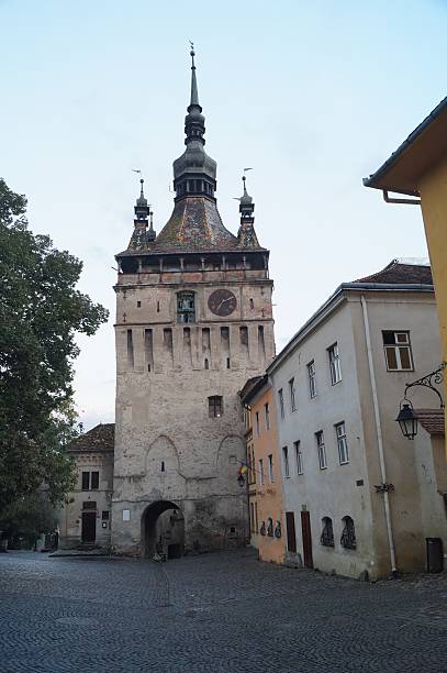 clock tower (turnul cu ceas) in sighisoara, transylvania, romania - vlad vi imagens e fotografias de stock