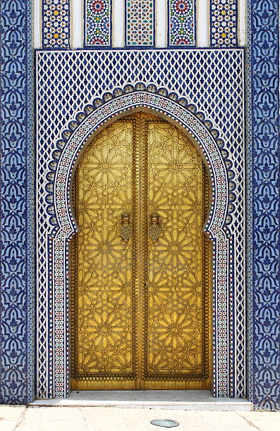 golded porta di palazzo reale di fès - dar el makhzen foto e immagini stock