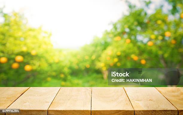 Mesa De Madera Con Desenfoque De Granja De Jardín Naranja Foto de stock y más banco de imágenes de Fruta
