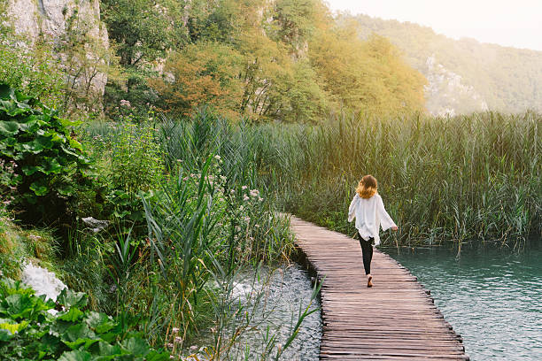 женщина в национальном парке плитвице - plitvice lakes national park water lake national park стоковые фото и изображения