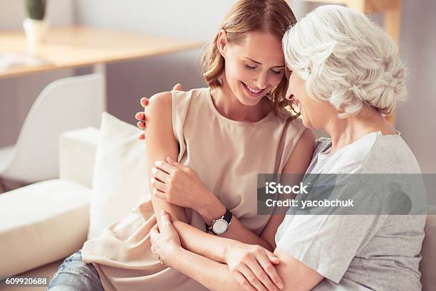 Foto de Mãe Sênior Positiva E Sua Filha Abraçando e mais fotos de stock de Mãe - Mãe, Filha, Abraçar