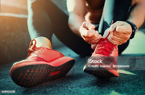 Binden Sportschuhe Stockfoto und mehr Bilder von Rennen - Körperliche Aktivität - Rennen - Körperliche Aktivität, Sport, Fitnesstraining