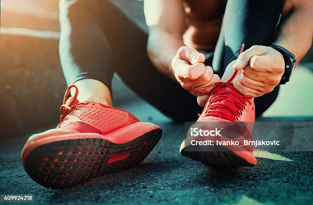 Foto de Amarrando Calçados Sports e mais fotos de stock de Esporte - Esporte, Correr, Exercício físico